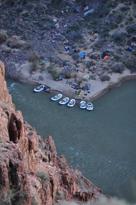 Acampamento de expedição que navegava pelo rio Colorado, no fundo do Grand Canyon, no Arizona, nos Estados Unidos